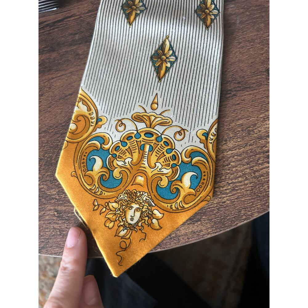 🖤💛 Vintage Gianni Versace Versus Silk Tie – Baroque + Diamond Motif - Picture 5 of 9